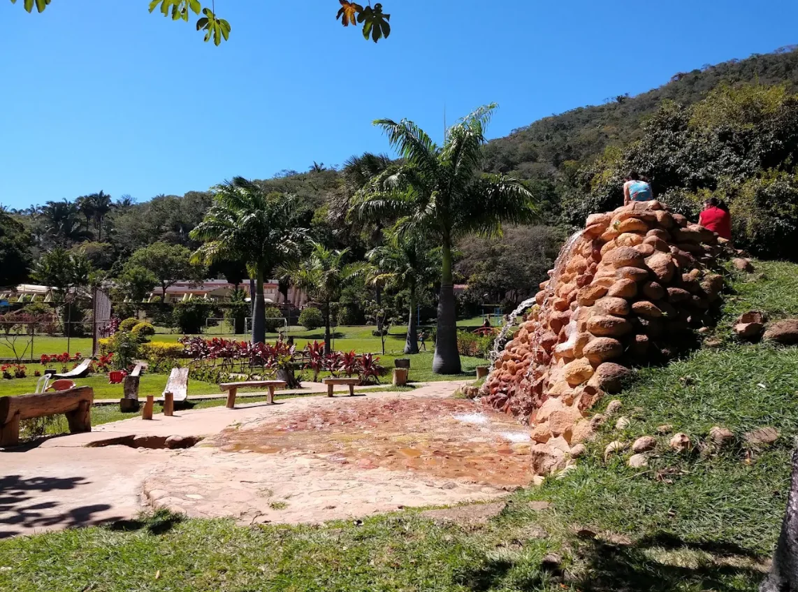 Vista ampla das três bicas de pedra e dos jardins do Balneário do Caldas
