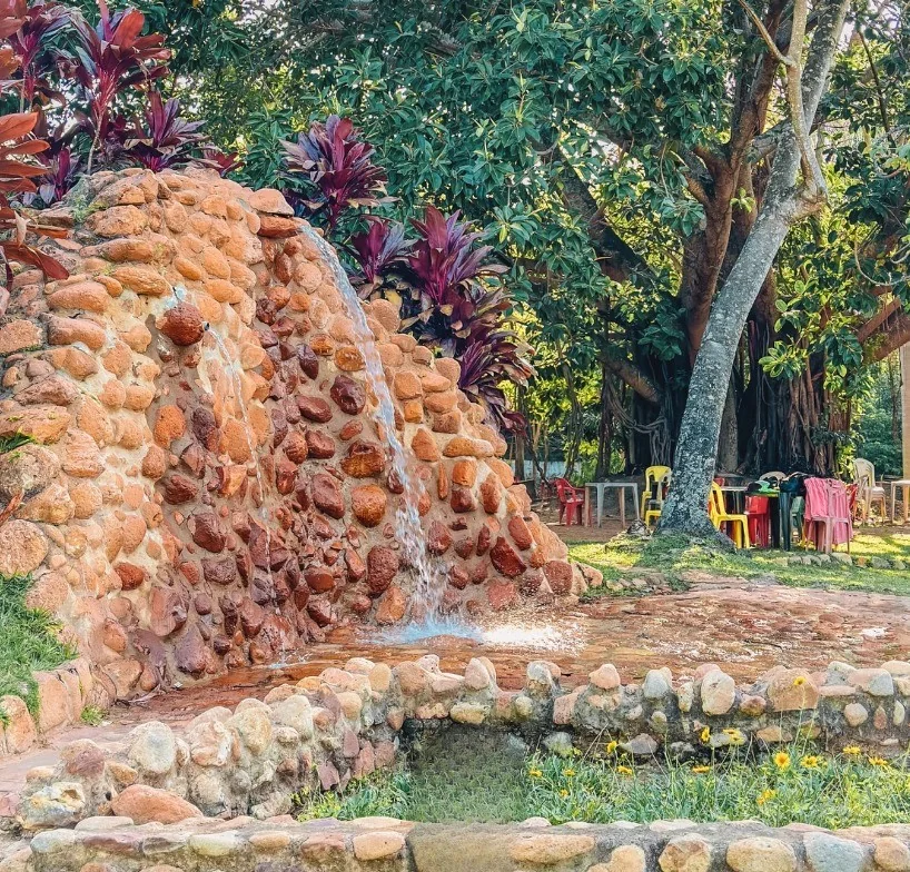 Três quedas de água na estrutura histórica de pedras do Balneário do Caldas