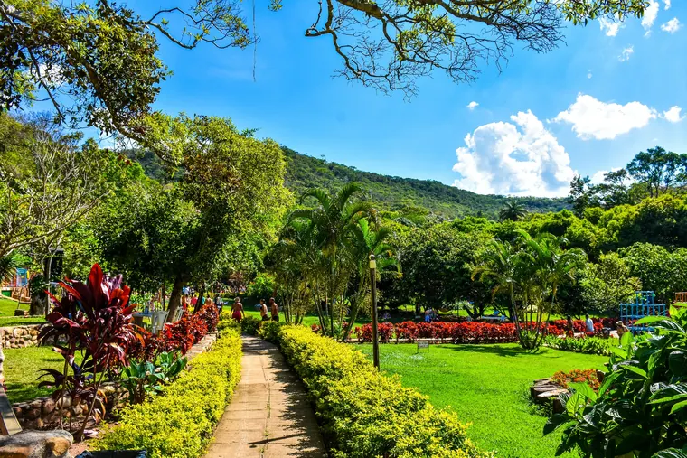 Jardins com a Chapada do Araripe ao fundo