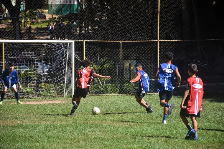 Partida de futebol no campo gramado do balneário