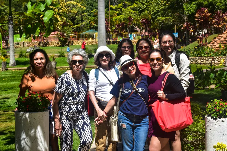 Visitantes reunidos nos jardins