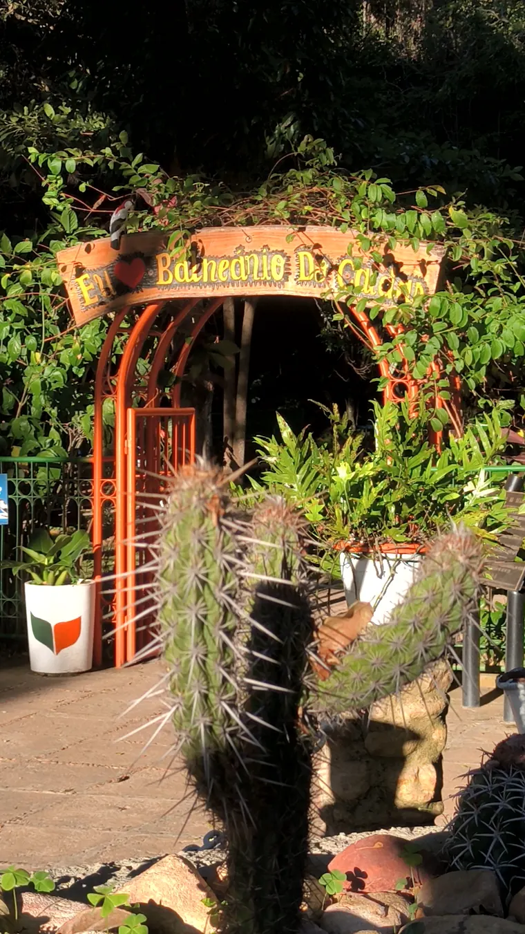 Portal de entrada do balneário, entre cactos e plantas ornamentais