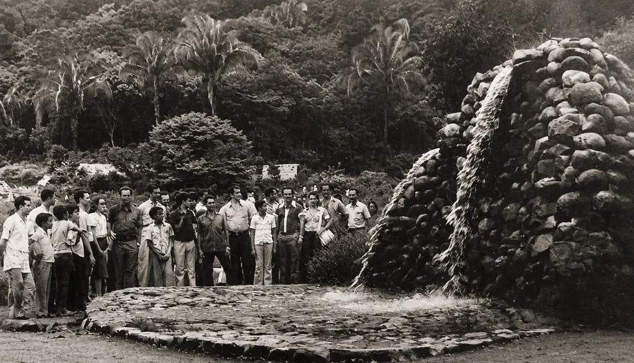 Grupo de visitantes diante das antigas bicas de pedra do Caldas